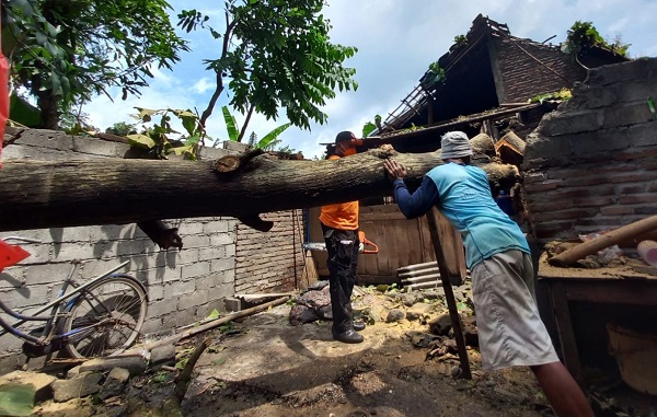 Puluhan Rumah Di Tulungagung Rusak Tersapu Puting Beliung Bacaini Id