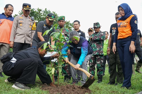 Pj Wali Kota Kediri Tanam 930 Bibit Pohon Di Lingkar Klotok Bacaini Id