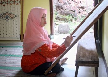 Rukayah saat membuat pola. Foto istimewa
