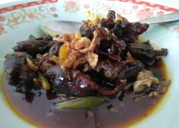 Krengsengan emprit di Warung Mbah Darmo.