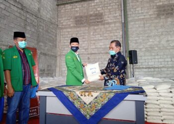 Penyerahan bantuan peduli corona GP Ansor Kab. Kediri.