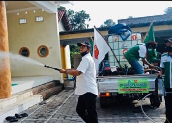 GP Ansor PAC Gampengrejo Kediri menyemprot masjid.