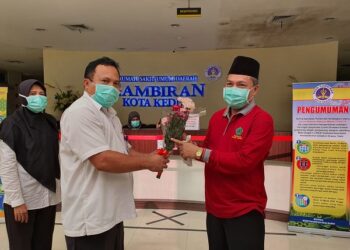 Wadir RSUD Gambiran melepas kepulangan pasienCovid-19 yang sembuh.