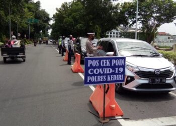 Pemeriksaan pemudik di jalur masuk Kabupaten Kediri. Foto: Ist