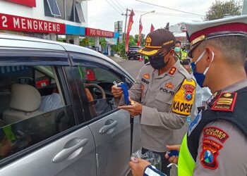 Polisi memeriksa kendaraan pemudik di perbatasan Kabupaten Kediri