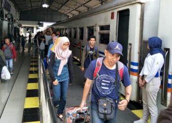 Pemudik di Stasiun kereta api sebelum Covid. (Istimewa)