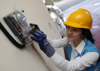 Petugas memeriksa meteran listrik. (Ist)