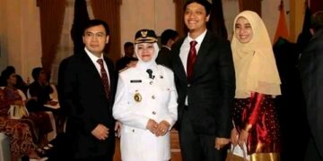 Mantan Bupati Kediri Sutrisno (kiri) mendampingi istrinya Haryanti dalam pelantikan Bupati kediri. Foto: istimewa