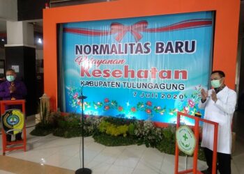 Dr. Supriyanto Sp.B (kanan) dalam peluncuran Normalitas Baru Pelayanan Kesehatan di RSUD Dr. Iskak Tulungagung.