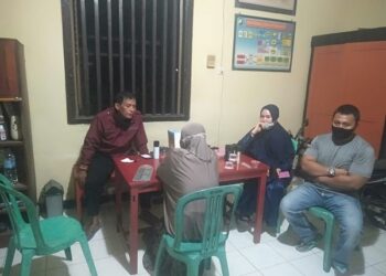 WR (membelakangi kamera) sedang diperiksa di Polsek Kandat. Foto: istimewa