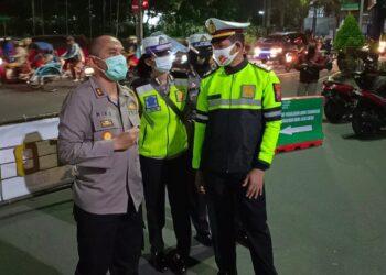 Kapolres Kediri Kota AKBP Miko Indrayana memimpin penutupan jalan protokol untuk menekan penularan Covid-19.