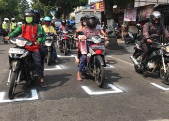 Pemberian tanda berhenti di perempatan lampu merah Kab. Kediri.