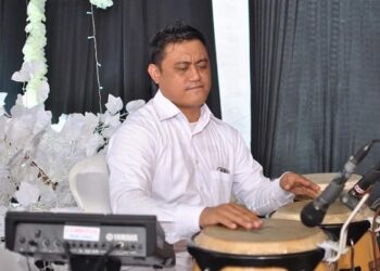 Eko Hariyanto saat bermain conga di genre jazz