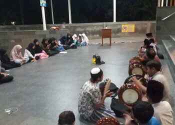 Sekelompok remaja berlatih hadrah di Masjid Al Khalid Semampir Kediri. Foto: Bacaini