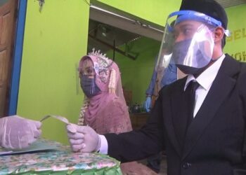 Prosesi ijab qobul menggunakan tali rafia untuk menghindari jabat tangan. Foto: Bacaini