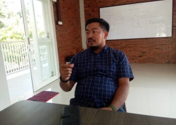 Wakil Ketua Komisi C DPRD Kota Kediri Ashari saat berdiskusi di kantor redaksi Bacaini.