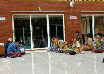 Content creator Habib saat menjelaskan teknik pembuatan gambar di Masjid Al Khalid Kediri. Foto: Bacaini
