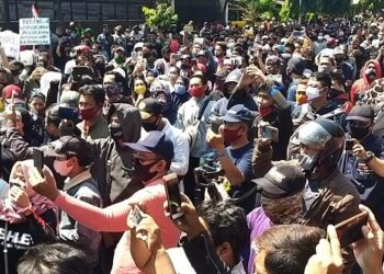 Ratusan pekerja seni di Kabupaten Kediri berunjuk rasa menuntut pemberian izin pertunjukan. Foto: Bacaini