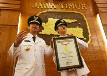 Emil Dardak dan M. Nur Arifin saat dilantik menjadi kepala daerah Trenggalek. Foto: istimewa