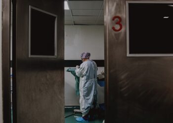 Petugas medis di RS perawatan Covid-19. Foto: unsplash