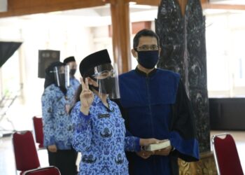 Pengambilan sumpah pengangkatan PNS di Pedopo Kab. Kediri. Foto: Kominfo