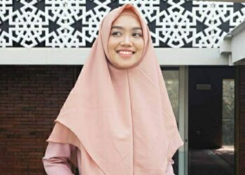 Ifa saat pemotretan produk hijab di Masjid Al Khalid. Foto; pribadi