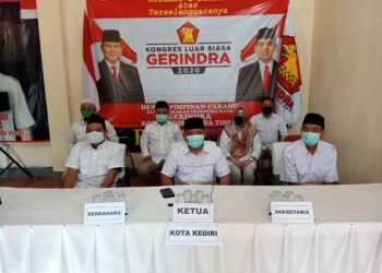 Jajaran DPC Gerindra Kota Kediri saat mengikuti kongres secara virtual. Foto: Bacaini