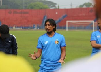 Budi Sudarsono saat melatih skuad Persik di Stadion Brawijaya. Foto: Persik