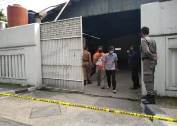 Garasi rumah Bupati Kediri yang diteror. Foto: Bacaini