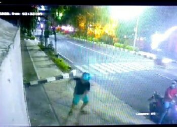Tangkapan CCTV aksi teror rumah bupati kediri. Foto: Bacaini