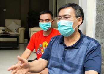 Sutrisno (kanan) dan Rahmadi Yogi (kiri) saat ditemui di rumahnya. Foto: Bacaini