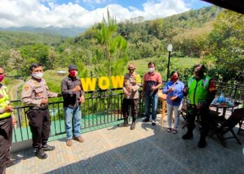 Anggota polisi sedang refresing di WOW cafe. Foto: Bacaini