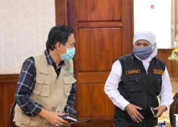 Plt. Bupati Sidoarjo H Nur Ahmad Syaifuddin (kiri) saat bersama Gubernur Jatim Khofifah Indar Parawansa. Foto: istimewa