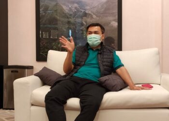 Sutrisno saat mengumumkan sikap mendukung Dhito di rumahnya, Selasa 25 Agustus 2020. Foto: bacaini