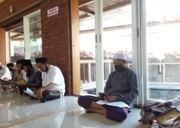 Khataman di Masjid Al-Kahlid Semampir Kediri. Foto: Bacaini