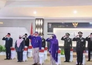 Foto penghormatan bendera yang viral di medsos. Sumber: Facebook