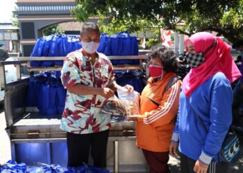 Pemberian paket ikan segar untuk Posyandu Desa Sekaran Kecamatan Kayen Kidul.