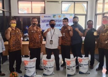 Peluncuran Program Bantuan Sosial oleh Bulog dan Dinas Sosial Kab Kediri. Foto: Kominfo