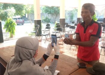 Pembagian bantuan uang tunai dari Kemensos. Foto: Kominfo
