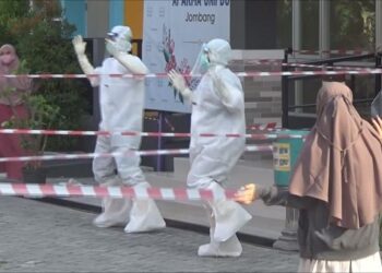 Santriwati mengikuti senam di ruang isolasi Unipdu Peterongan Jombang. Foto: Bacaini/Syailendra