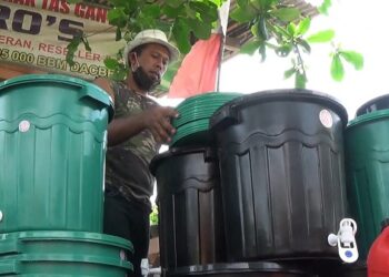 Deny Purwanto, perajin gentong cuci tangan di Desa Sumberdadi, Kecamatan Sumbergempol, Tulungagung. Foto: Bacaini/Fadly