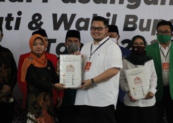 Bakal calon Bupati Kediri Hanindhito Himawan Pramana menyerahkan berkas pendaftaran kepada Ketua KPU Kabupaten Kediri Ninik Sumarni.