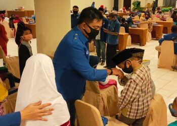 Anggota DPRD Kota Kediri dari Fraksi Demokrat Ashari saat berbagi dengan anak yatim.