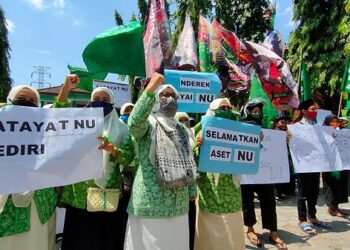 Aksi kader NU saat menyegel kantor PKB Kediri. Foto: Bacaini