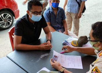 Manager Persik Syarif Hidayatullah saat menjalani denda akibat tak mengenakan masker. Foto: bacaini