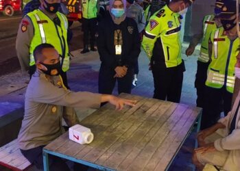 Kapolresta Kediri AKBP Miko Indrayana mengingatkan pengunjung cafe dalam razia tadi malam. Foto: Bacaini