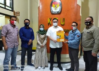 Dhito - Dewi menerima hasil tes kesehatan di Kantor KPU Kabupaten Kediri. Foto: Istimewa