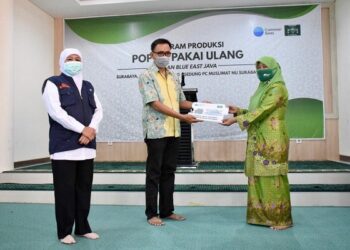 Gubernur Jatim Khofifah Indar Parawansa apresiasi produksi popok pakai ulang Muslimat NU Surabaya. Foto: istimewa