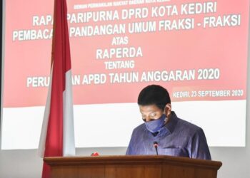 Wali Kota Kediri Abdullah Abu Bakar dalam sidang paripurna DPRD. Foto: Humas