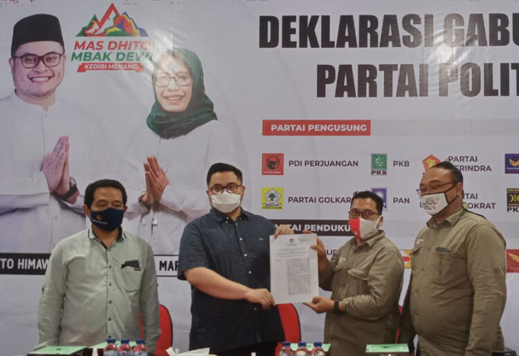 Pemberian SK  penetapan calon bupati Kediri. Foto: Bacaini/Novira